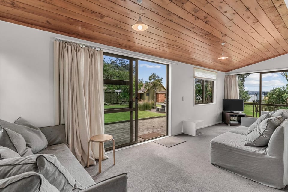 View (from property/room), Balcony/Terrace, Living room