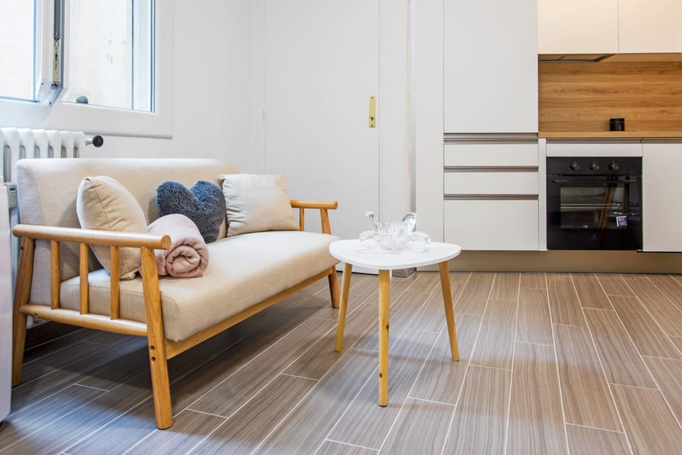 Kitchen or kitchenette, Living room, Seating area, Dining area, oven, stove