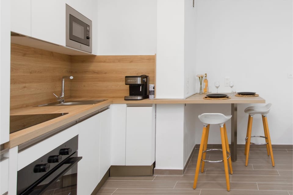 Coffee/tea facilities, Kitchen or kitchenette, Dining area, oven, stove, toaster