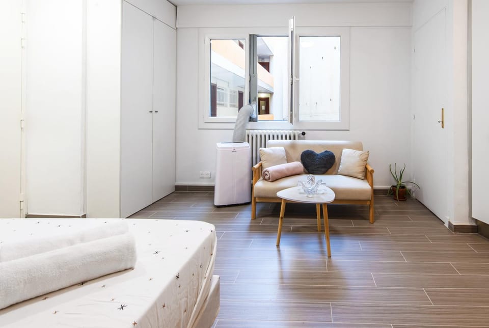 Bed, Kitchen or kitchenette, Living room, Seating area, Dining area, wardrobe