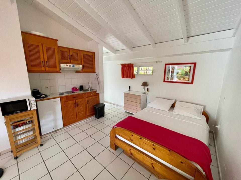 Bed, Photo of the whole room, Bedroom, oven, stove
