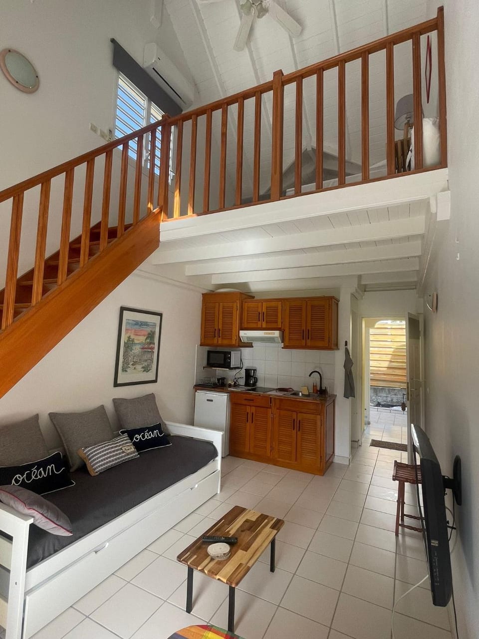Kitchen or kitchenette, Dining area, stove