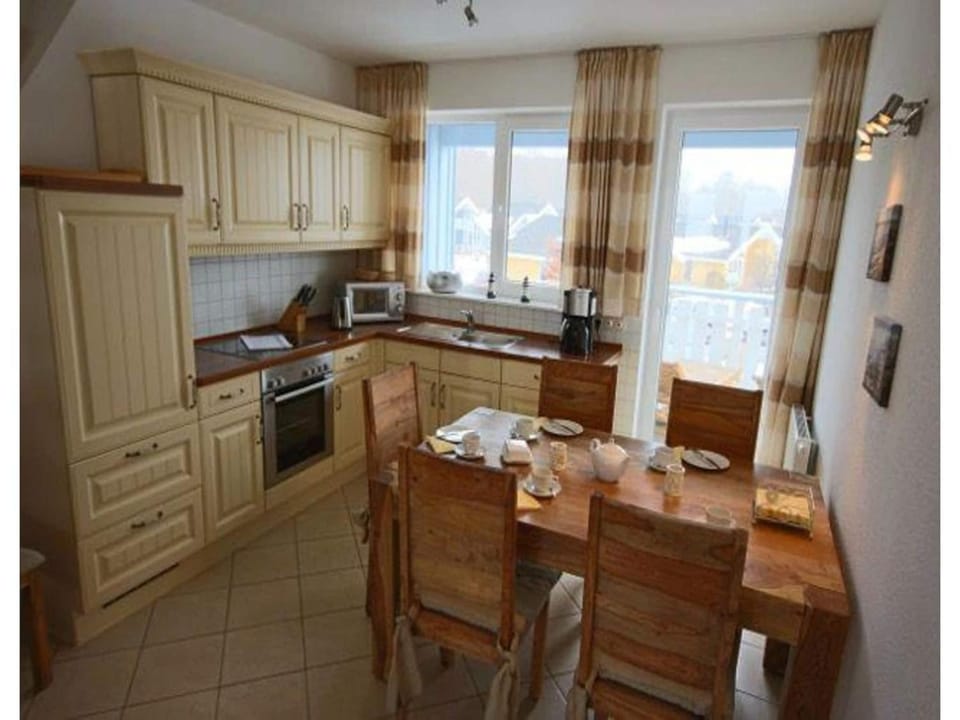 Kitchen or kitchenette, Dining area