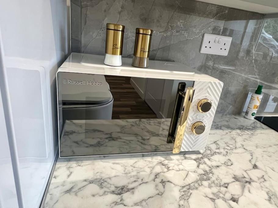 2 Bed Preston City Centre Flat - Sleeps 4 with parking Apartment in Preston