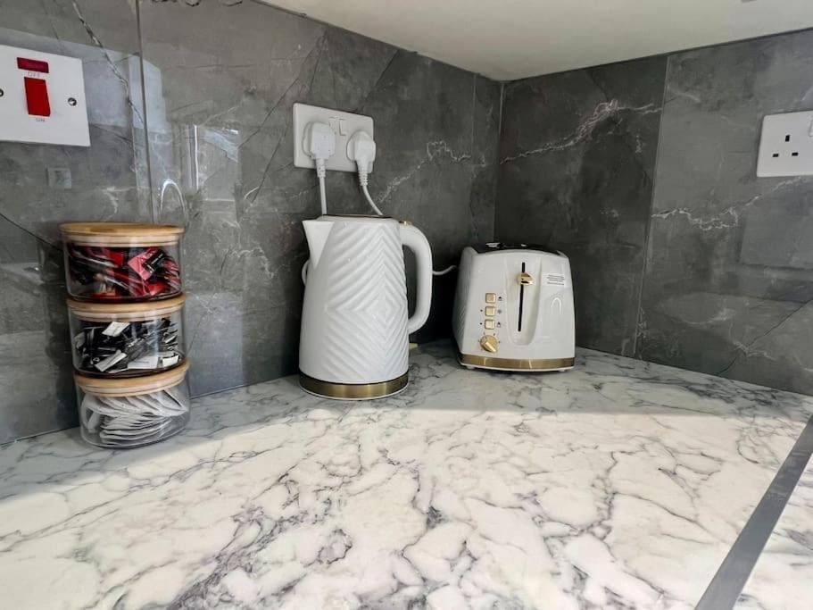 2 Bed Preston City Centre Flat - Sleeps 4 with parking Apartment in Preston