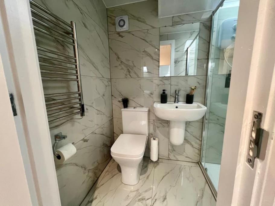 2 Bed Preston City Centre Flat - Sleeps 4 with parking Apartment in Preston