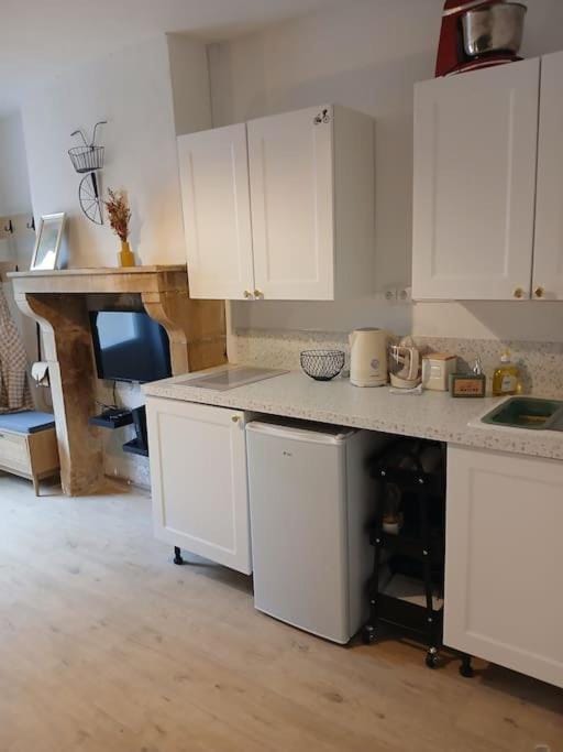 Kitchen or kitchenette, oven, stove