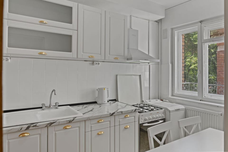 Kitchen or kitchenette, stove, washing machine