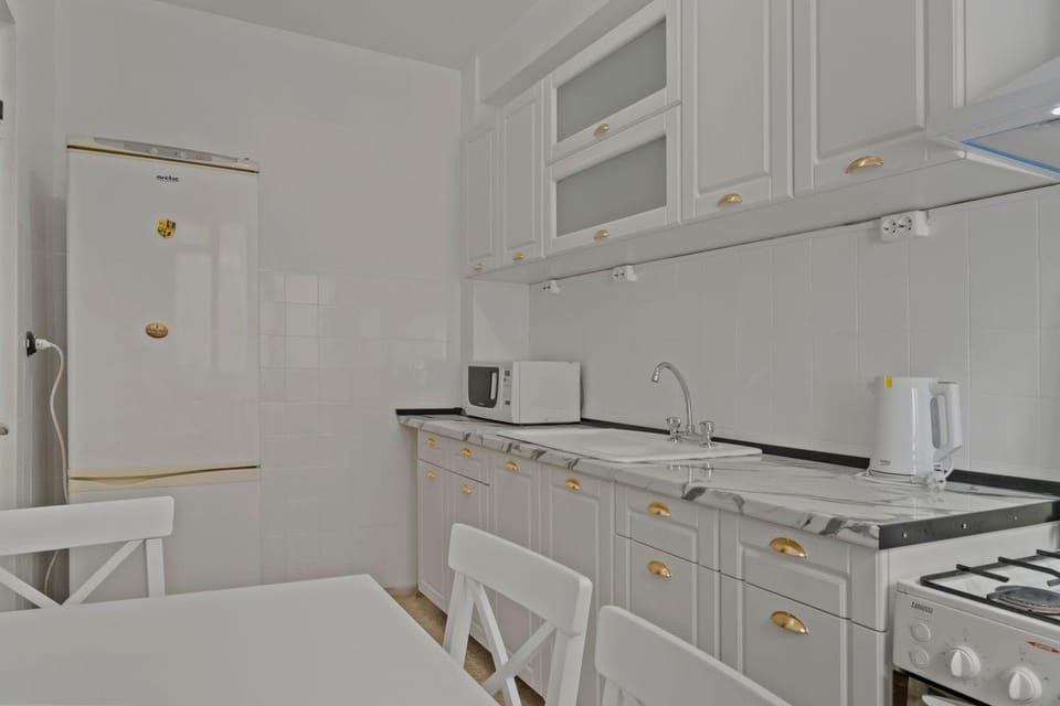 Kitchen or kitchenette, Dining area, stove