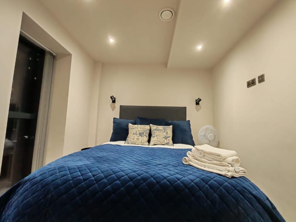 Luxury 2-Bedroom Penthouse with Stunning Views and Parking - Leeds City Centre Apartment in Leeds
