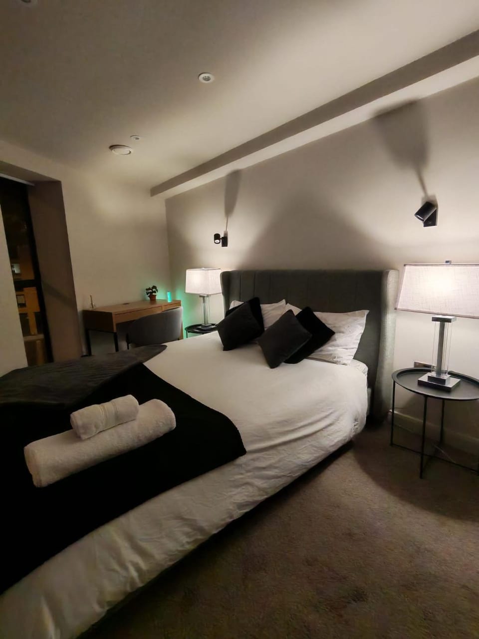 Luxury 2-Bedroom Penthouse with Stunning Views and Parking - Leeds City Centre Apartment in Leeds