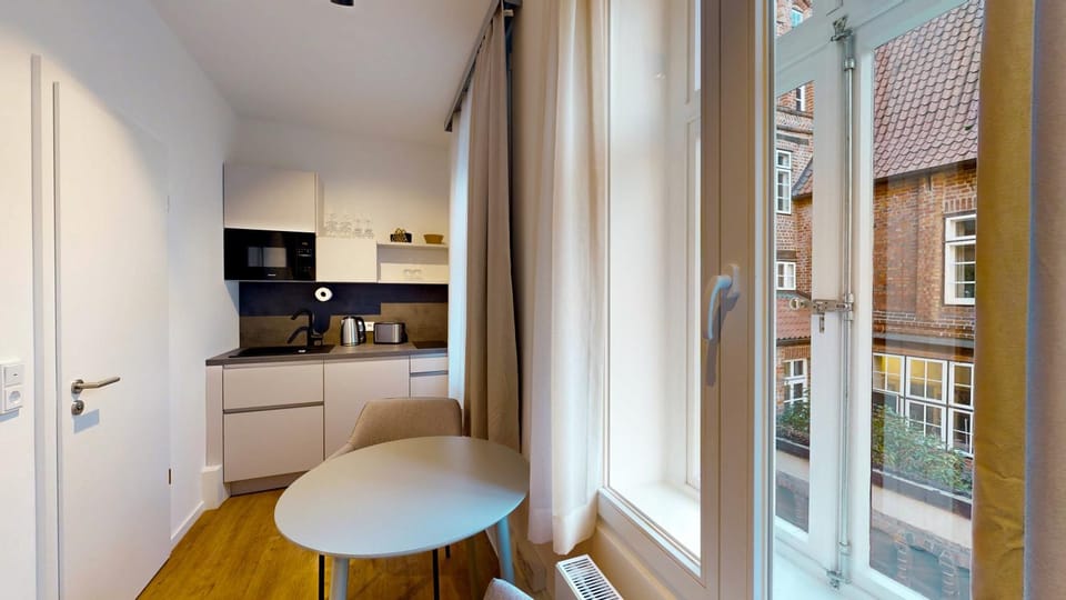 Kitchen or kitchenette, City view, dishwasher, stove