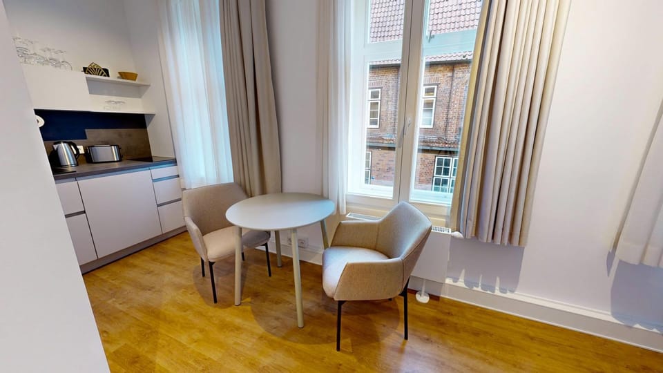 View (from property/room), Kitchen or kitchenette, Seating area, Dining area, Street view, Quiet street view, oven, stove, toaster