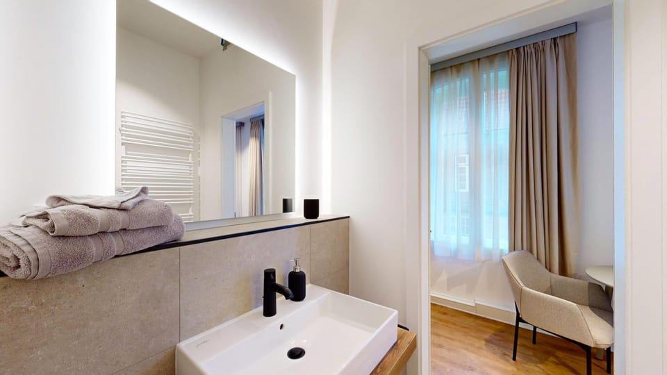 Bathroom, Seating area, towels