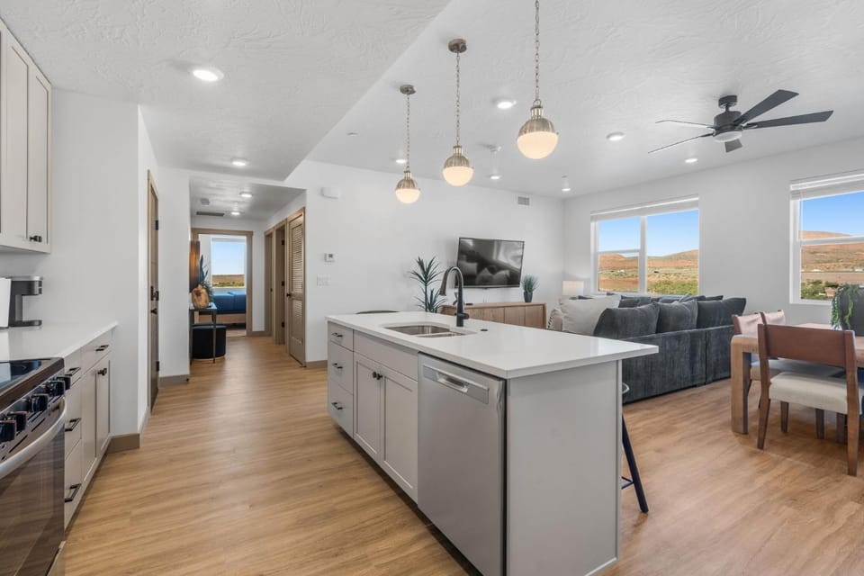 Red Rock Oasis - Brand New Home 3-Bed Sleeps 10 House in Washington