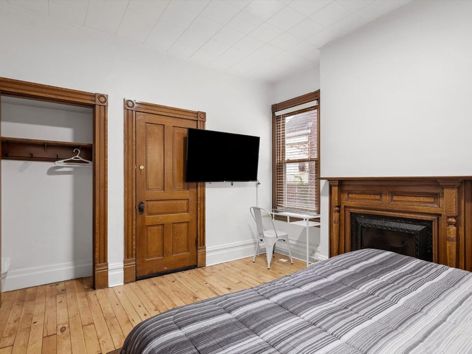 Oakland, Pittsburgh !D Modern and Stylish Private Bedroom with Shared Bathroom Vacation rental in Pittsburgh