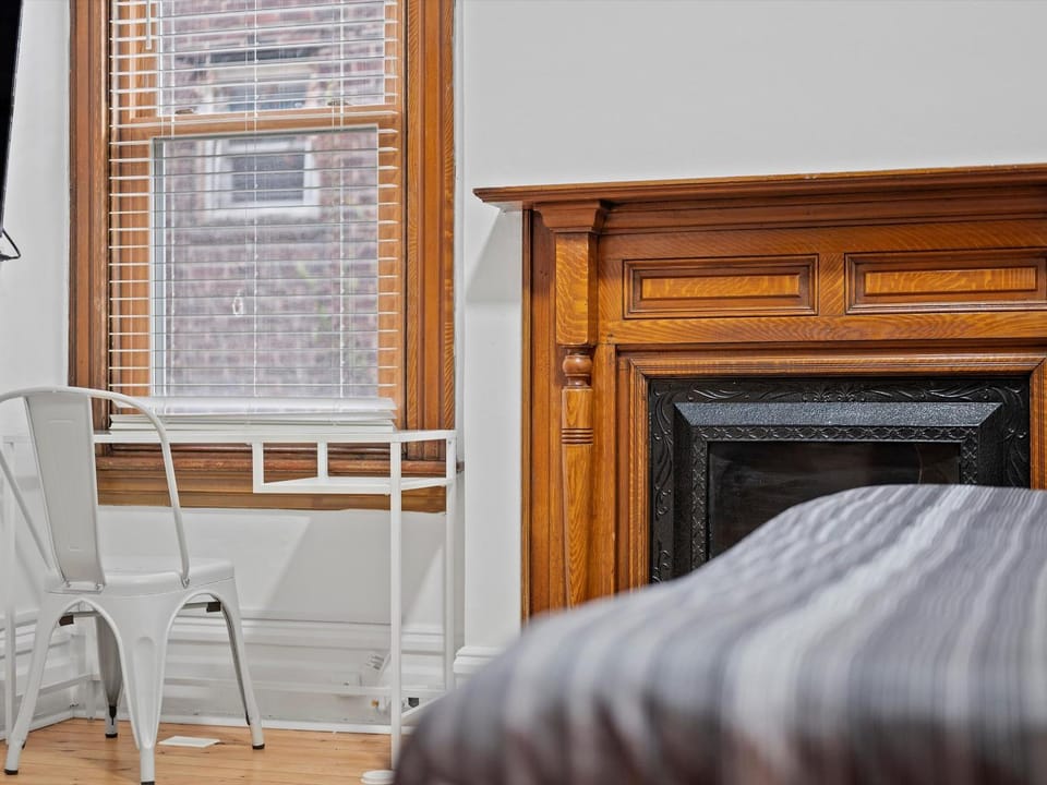 Oakland, Pittsburgh !D Modern and Stylish Private Bedroom with Shared Bathroom Vacation rental in Pittsburgh