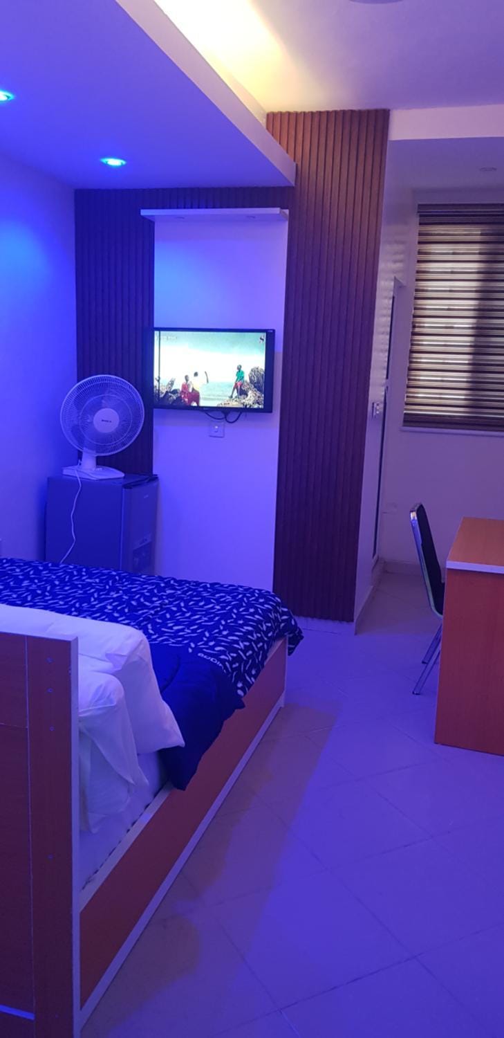 Bed, TV and multimedia, Photo of the whole room, Seating area, Bedroom