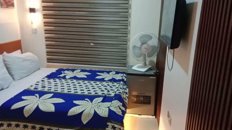 Bed, TV and multimedia, Bedroom