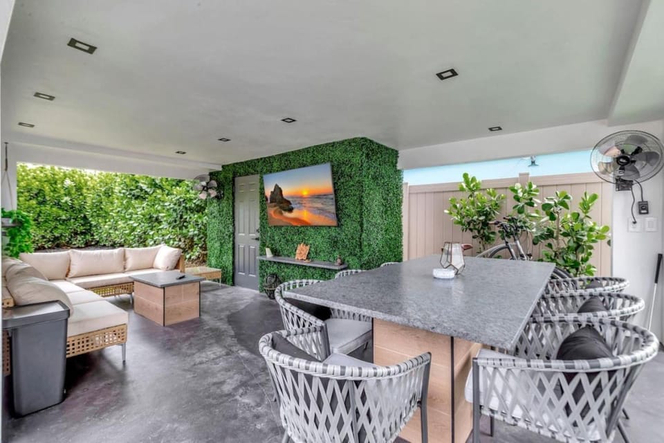 Patio, TV and multimedia, Seating area, Dining area, Evening entertainment