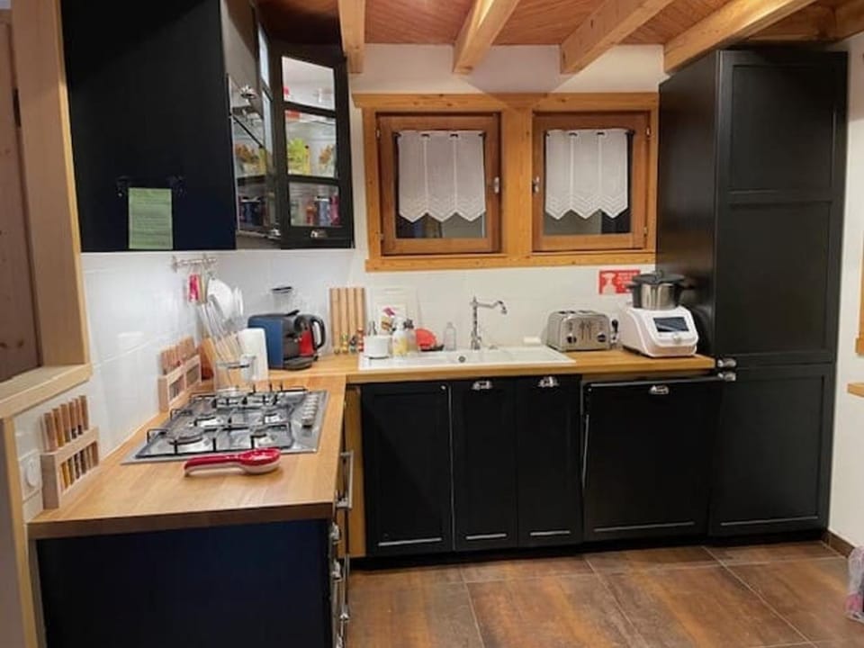 Chalet spacieux 12 pers, 4 ch, 4 sdb, cuisine équipée, parking, cheminée - FR-1-676-201 Chalet in Haute-Savoie