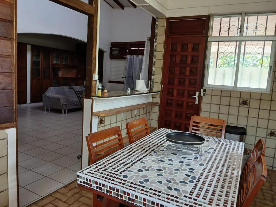 Kitchen or kitchenette, Living room, Seating area, Dining area, minibar