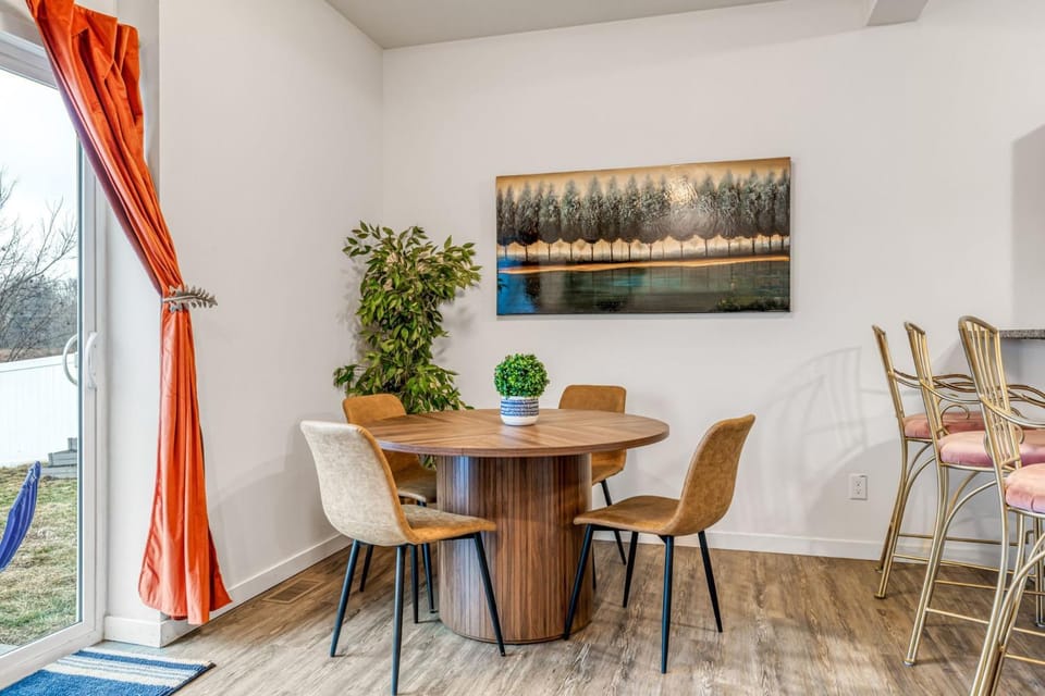 Photo of the whole room, Dining area