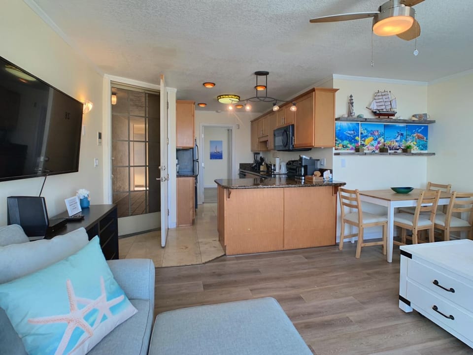 Ocean, Bay, Downtown, and City view Condo, Few steps from the ocean House in Mission Beach
