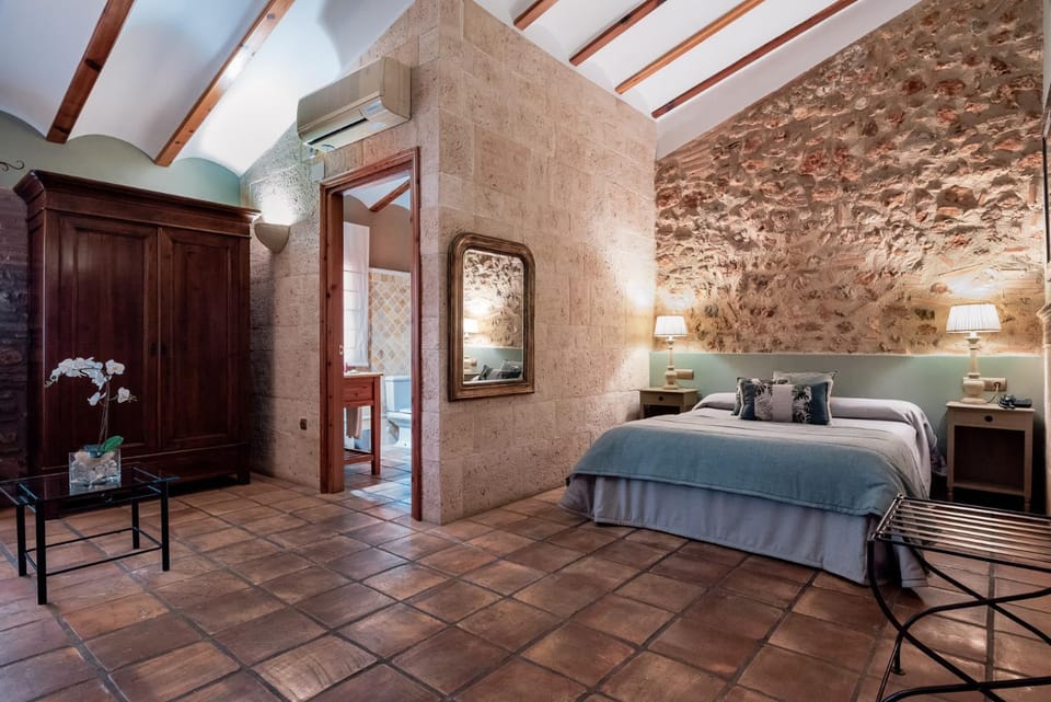 Bed, Living room, Photo of the whole room, Bedroom, wardrobe