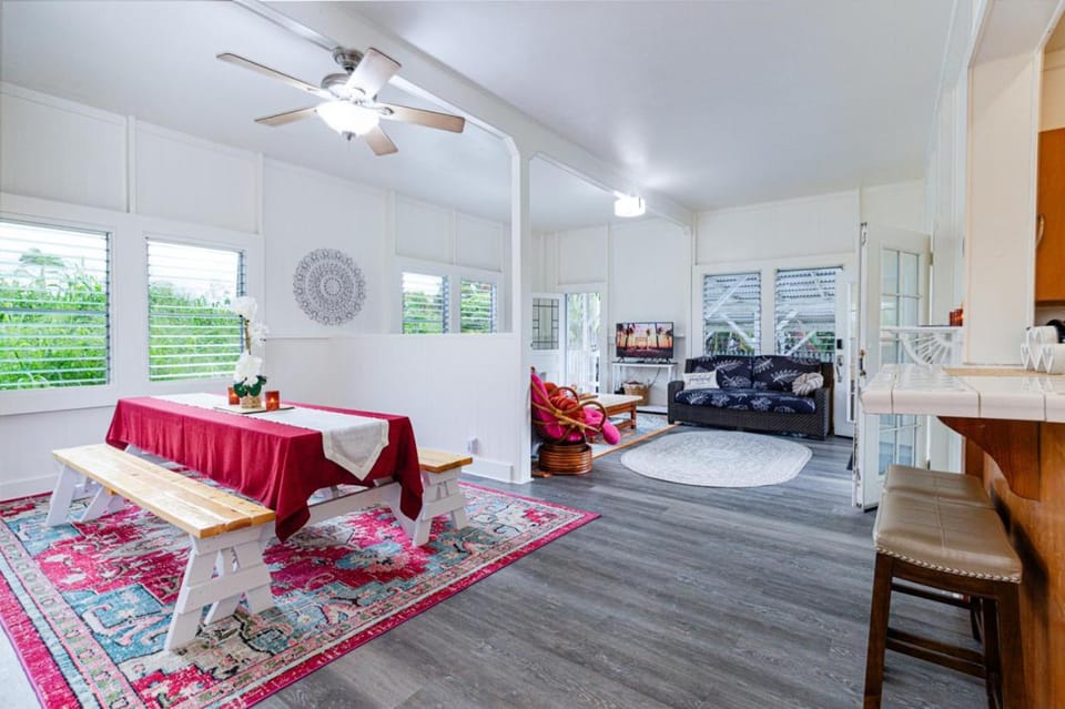 YOUR PERFECT HILO HOMEBASE - Sleeps 10 with AC, WD, BBQ House in Hilo