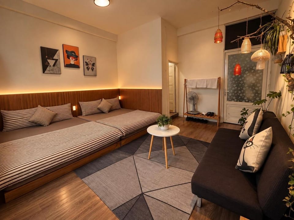 Bed, Seating area, Bedroom