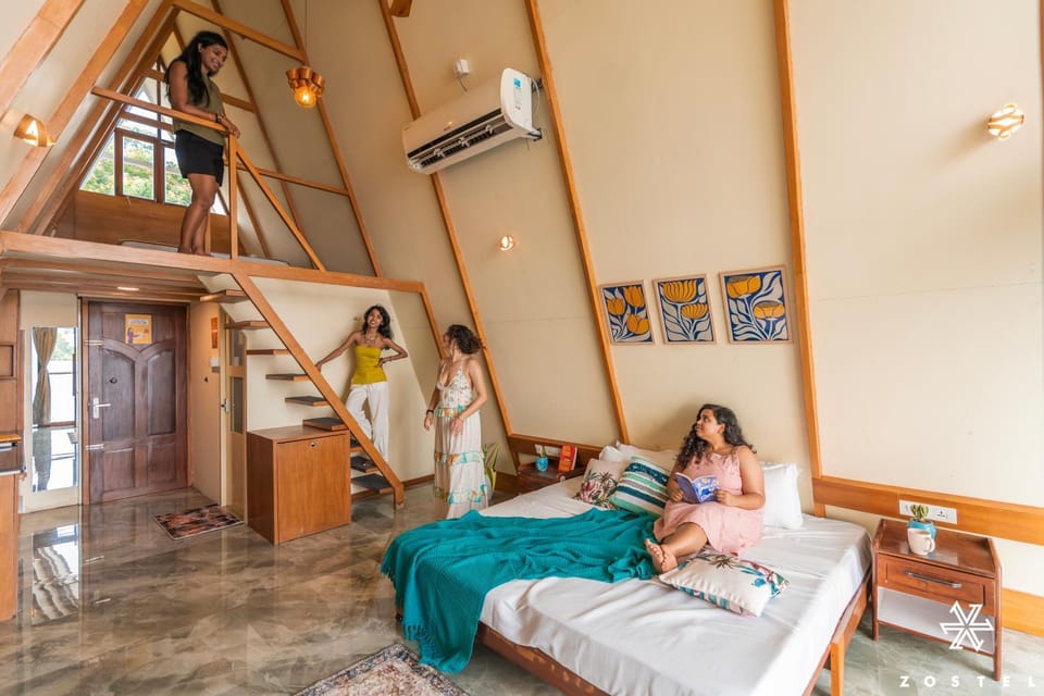 Bed, People, Photo of the whole room, Bedroom, group of guests