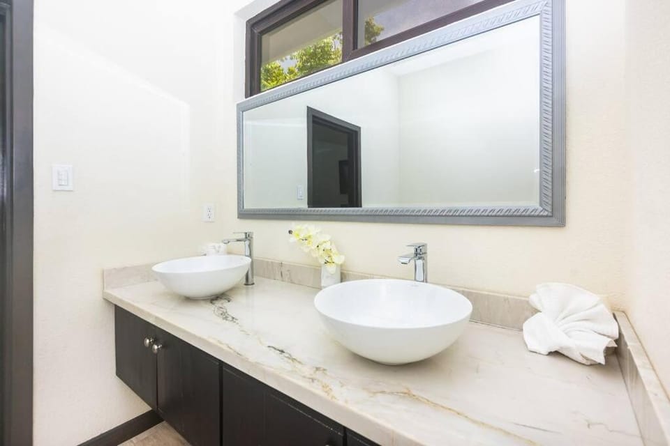 luxury 5 Bdrms-5 Bthms villa with private pool in west end Villa in West End
