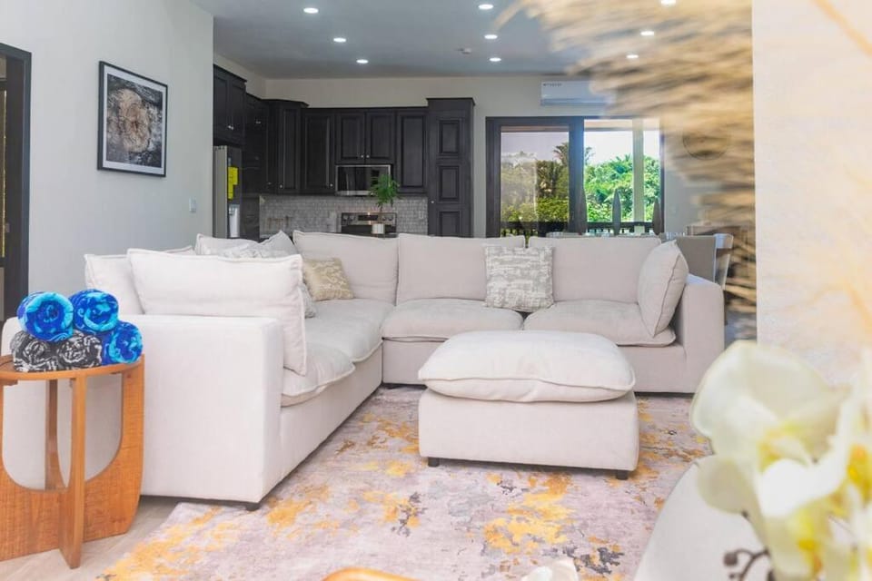 Luxury 3 Bdrms villa with private-pool and full-concierge Villa in West End