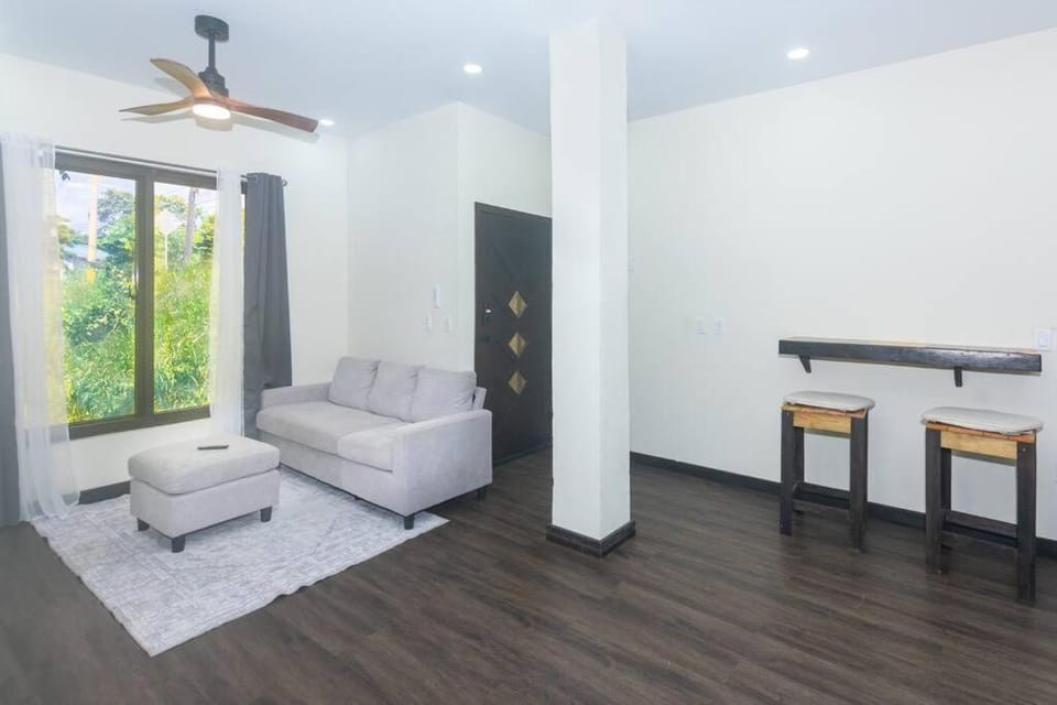 Island escape 1 Bdrm with full concierge service in west end 2 Apartment in West End
