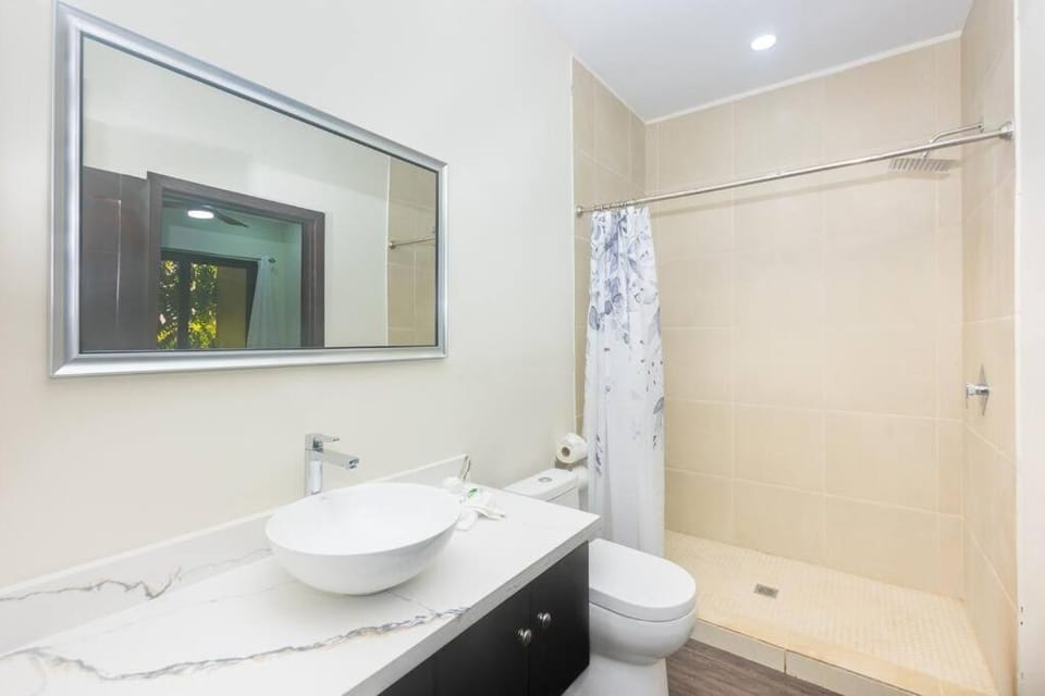 Island escape 1 Bdrm with full concierge service in west end 2 Apartment in West End