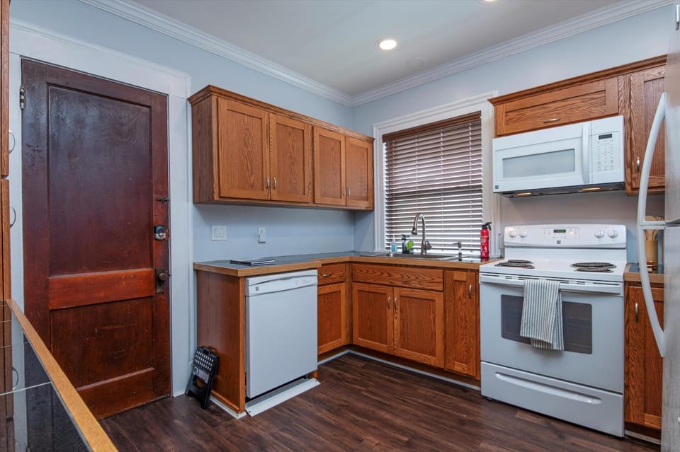 Kitchen or kitchenette, dishwasher, oven, stove