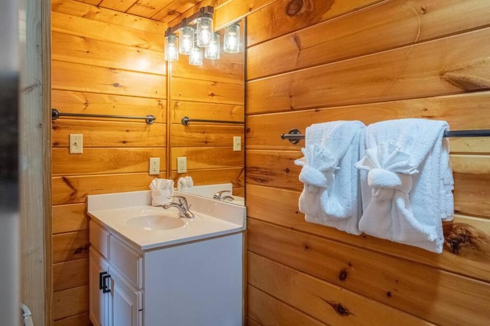 5BR Log Cabin, Game Room, Hot Tub, Swimming pool Cabin in Gatlinburg