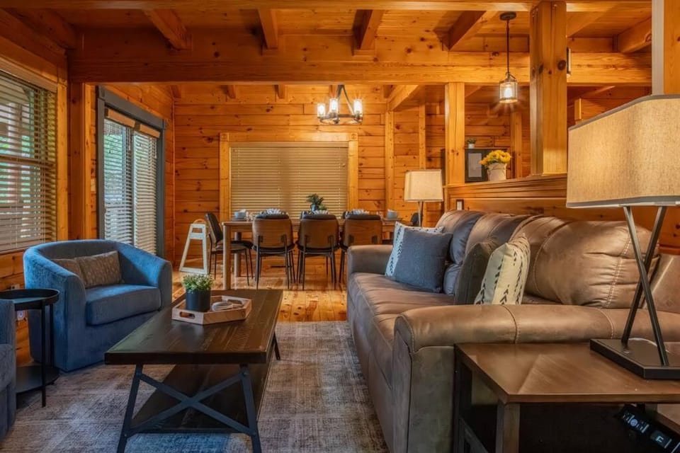 5BR Log Cabin, Game Room, Hot Tub, Swimming pool Cabin in Gatlinburg