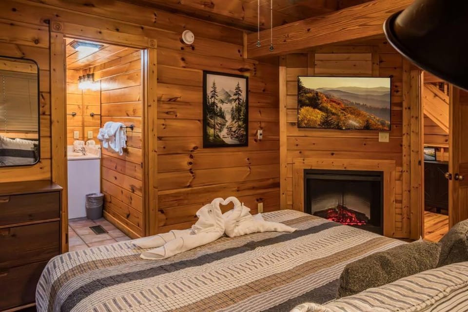5BR Log Cabin, Game Room, Hot Tub, Swimming pool Cabin in Gatlinburg