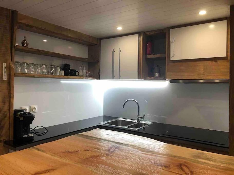 Kitchen or kitchenette, pet friendly, stove