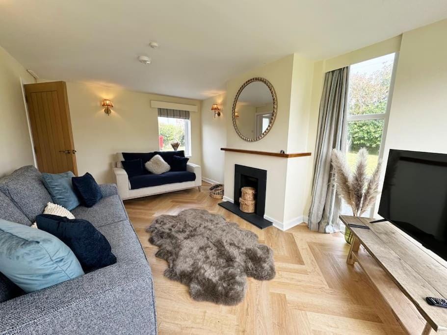Beach Access-Ynys Cartref-4-Bed House in Trearddur Bay