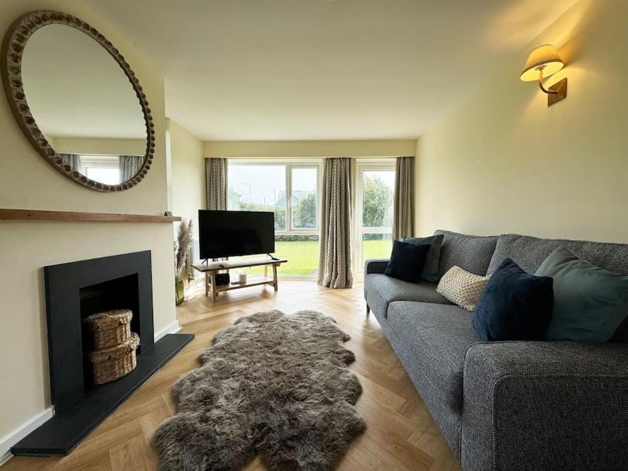 Beach Access-Ynys Cartref-4-Bed House in Trearddur Bay