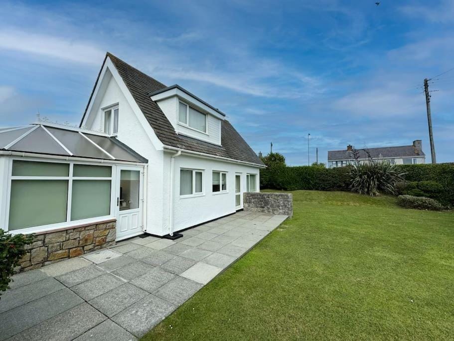 Beach Access-Ynys Cartref-4-Bed House in Trearddur Bay