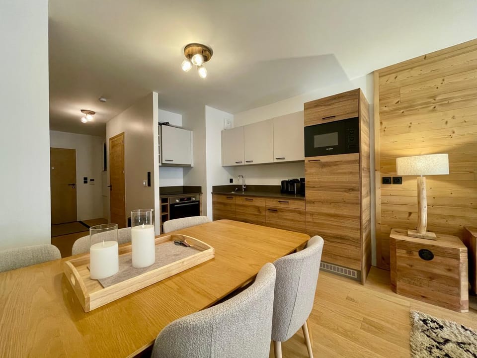 Kitchen or kitchenette, Seating area, Dining area