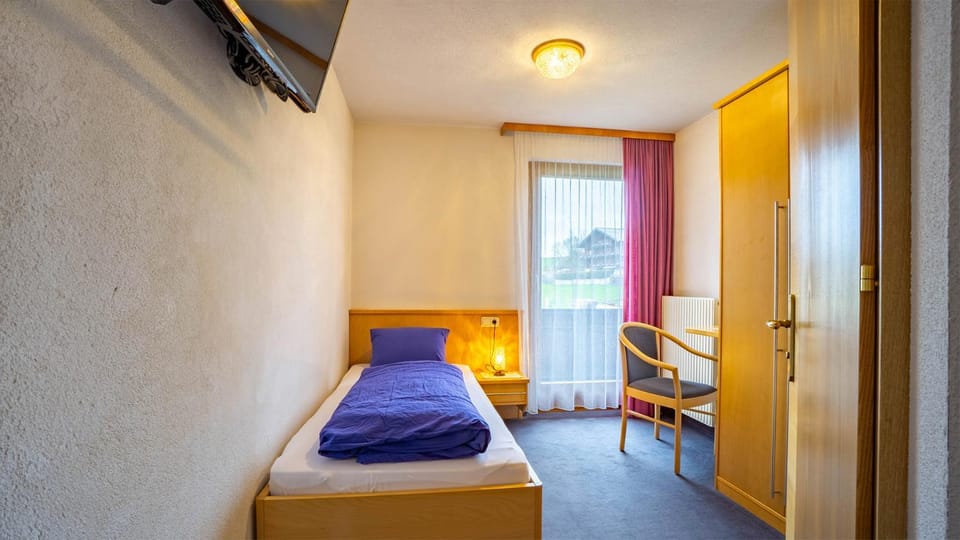 TV and multimedia, Photo of the whole room, Bedroom