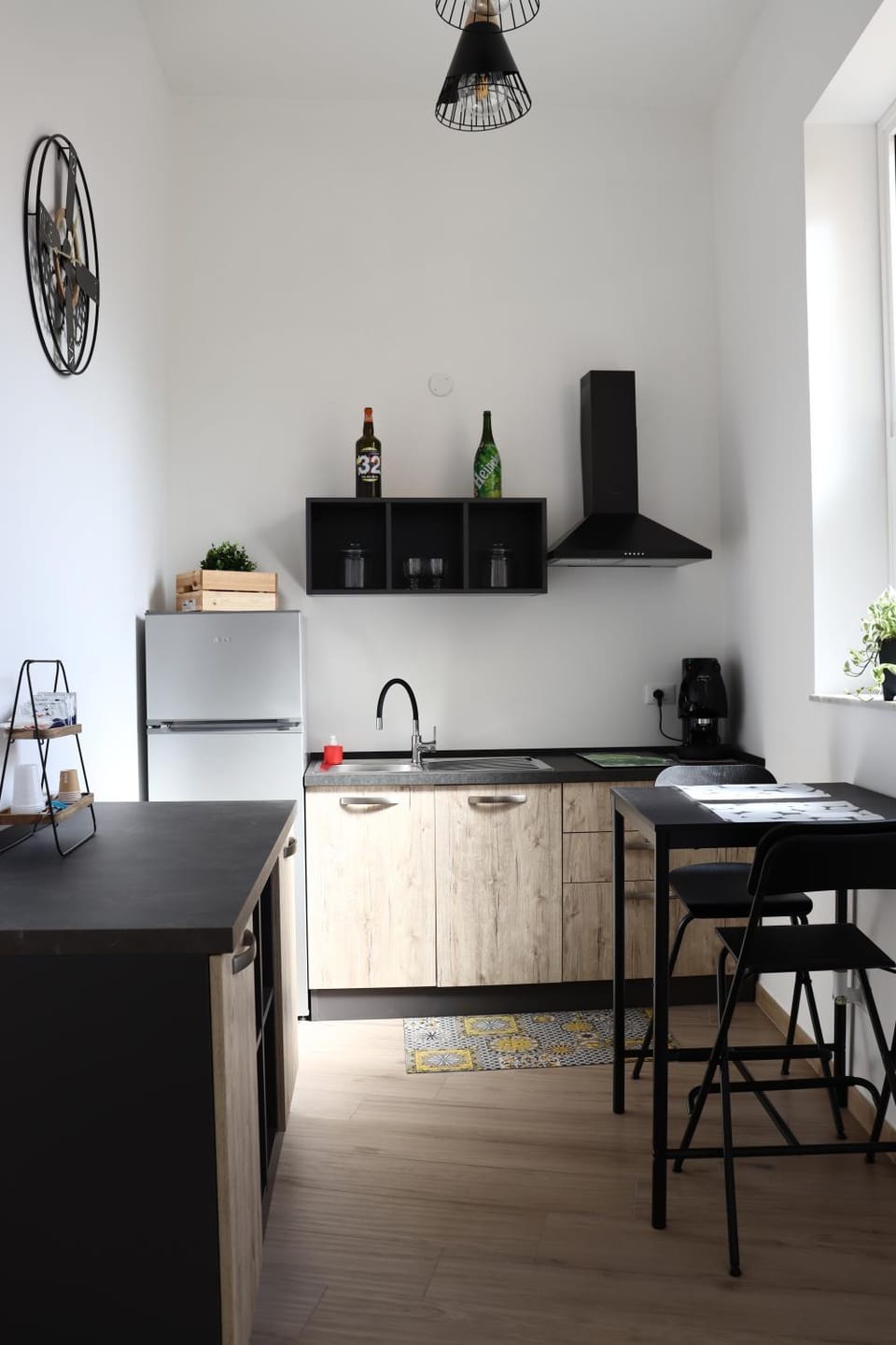 Kitchen or kitchenette, Dining area, stove