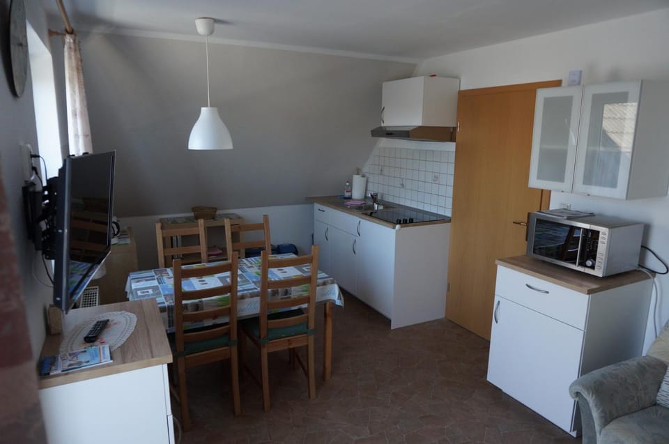 Kitchen or kitchenette, Dining area, stove
