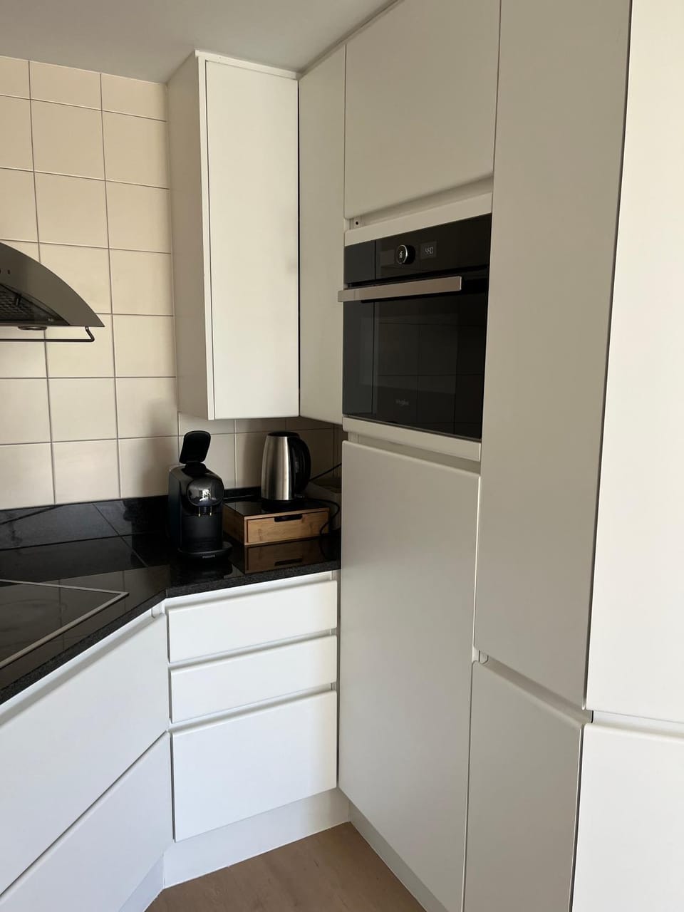 Coffee/tea facilities, oven, stove, air conditioner