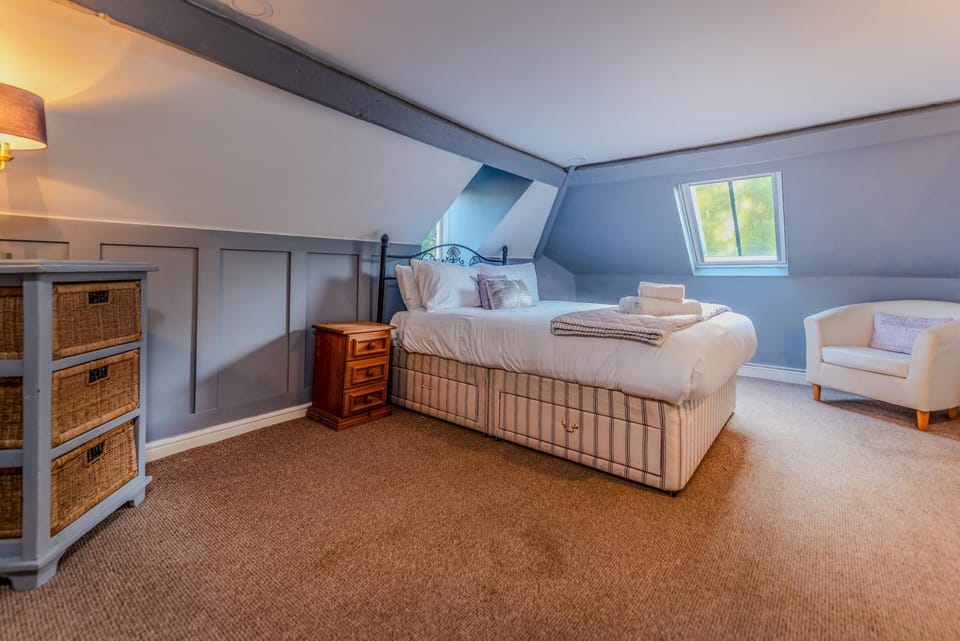 Bed, Living room, Other, Photo of the whole room, Seating area, Bedroom, towels, wardrobe